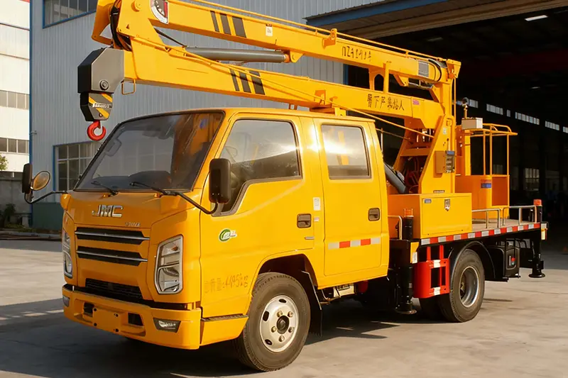 Средний грузовик с шарнирно-сочлененной стрелой